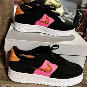 W'S 7, YOUTH 5.5, M'S 5.5- Nike Air Force 1 Low GS 'Black Lotus Pink'